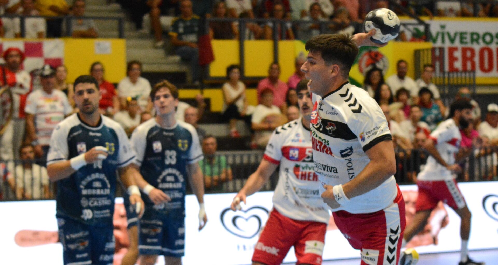 Pablo Herranz busca el lanzamiento durante un momento del partido./AMADOR MARUGÁN