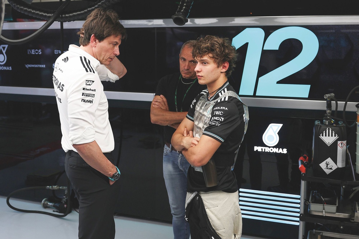 Wolff cuestiona por primera vez el rendimiento de Antonelli en la F1