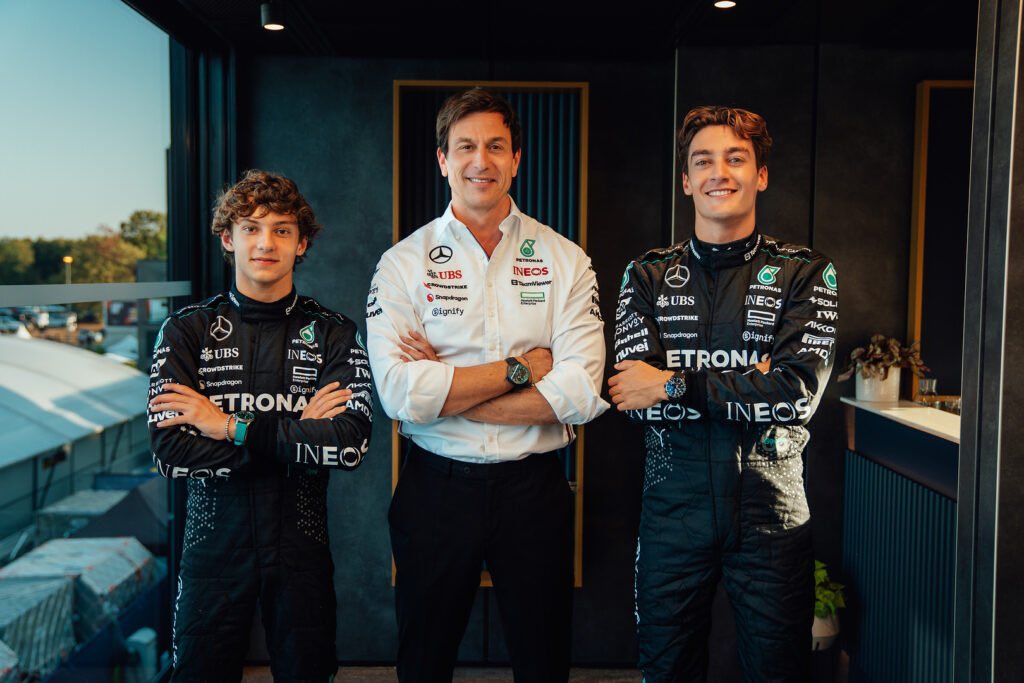 Toto Wolff con KImi Antonelli y George Russell