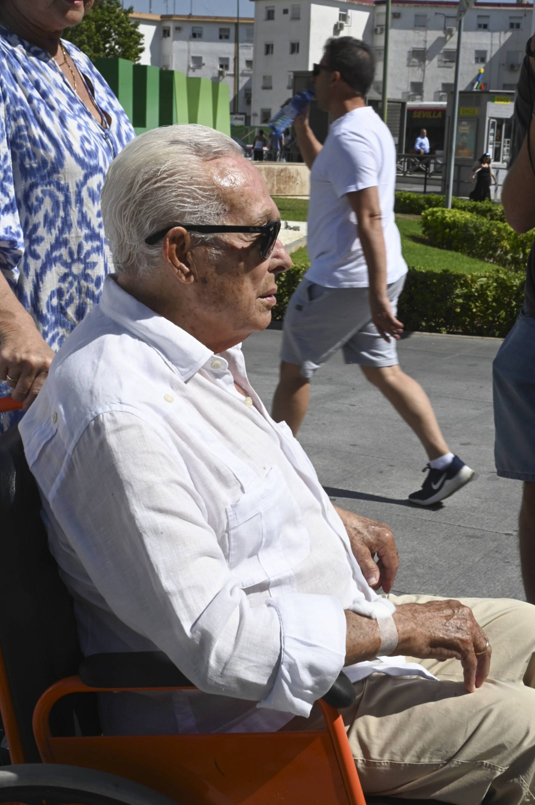 Curro Romero a su salida del hospital. (Foto: Gtres)