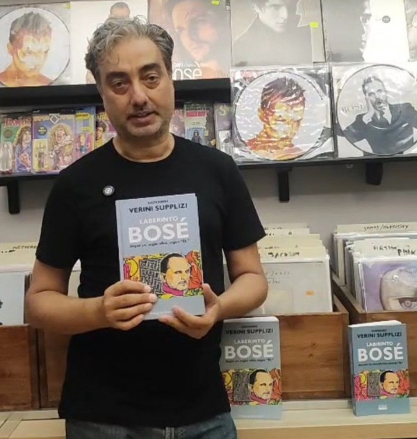 Un libro muestra los 50 años de vida artística de Miguel Bosé relatados por el disquero italiano Giovanni Verini