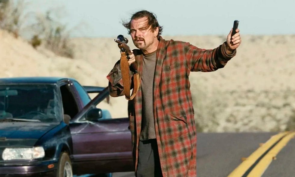leonardo di caprio en un fotograma de la pelicula 'una batalla tras otra'
