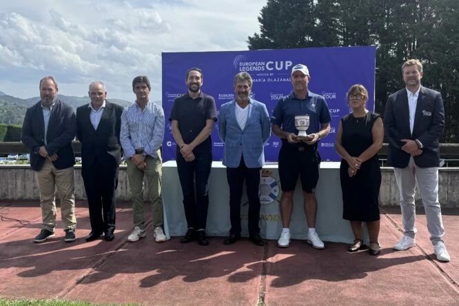 Scott Hend posa con el trofeo de ganador de la European Legends Cup by José María Olazábal 2025.