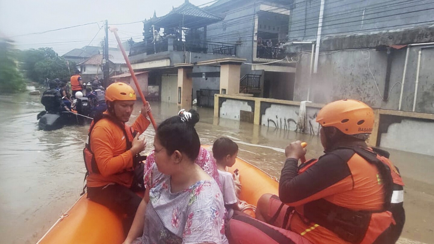 Inundaciones en Indonesia dejan al menos 15 muertos y 6 desaparecidos