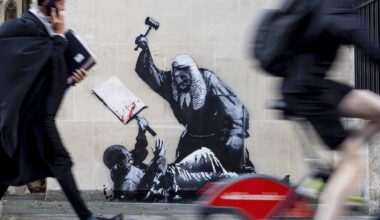 Mural de Banksy de un juez golpeando a un manifestante es eliminado de un tribunal en Londres