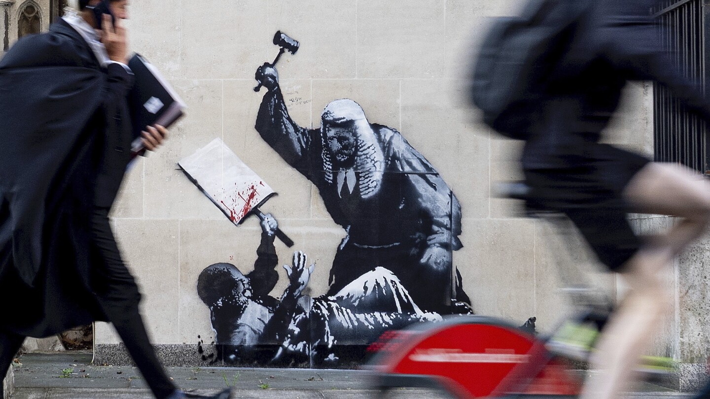 Mural de Banksy de un juez golpeando a un manifestante es eliminado de un tribunal en Londres