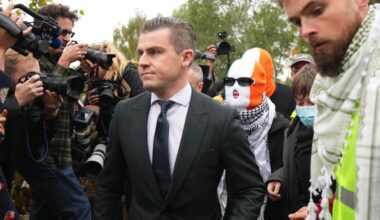 Corte británica desestima cargo vinculado al terrorismo contra miembro de grupo de hip-hop Kneecap