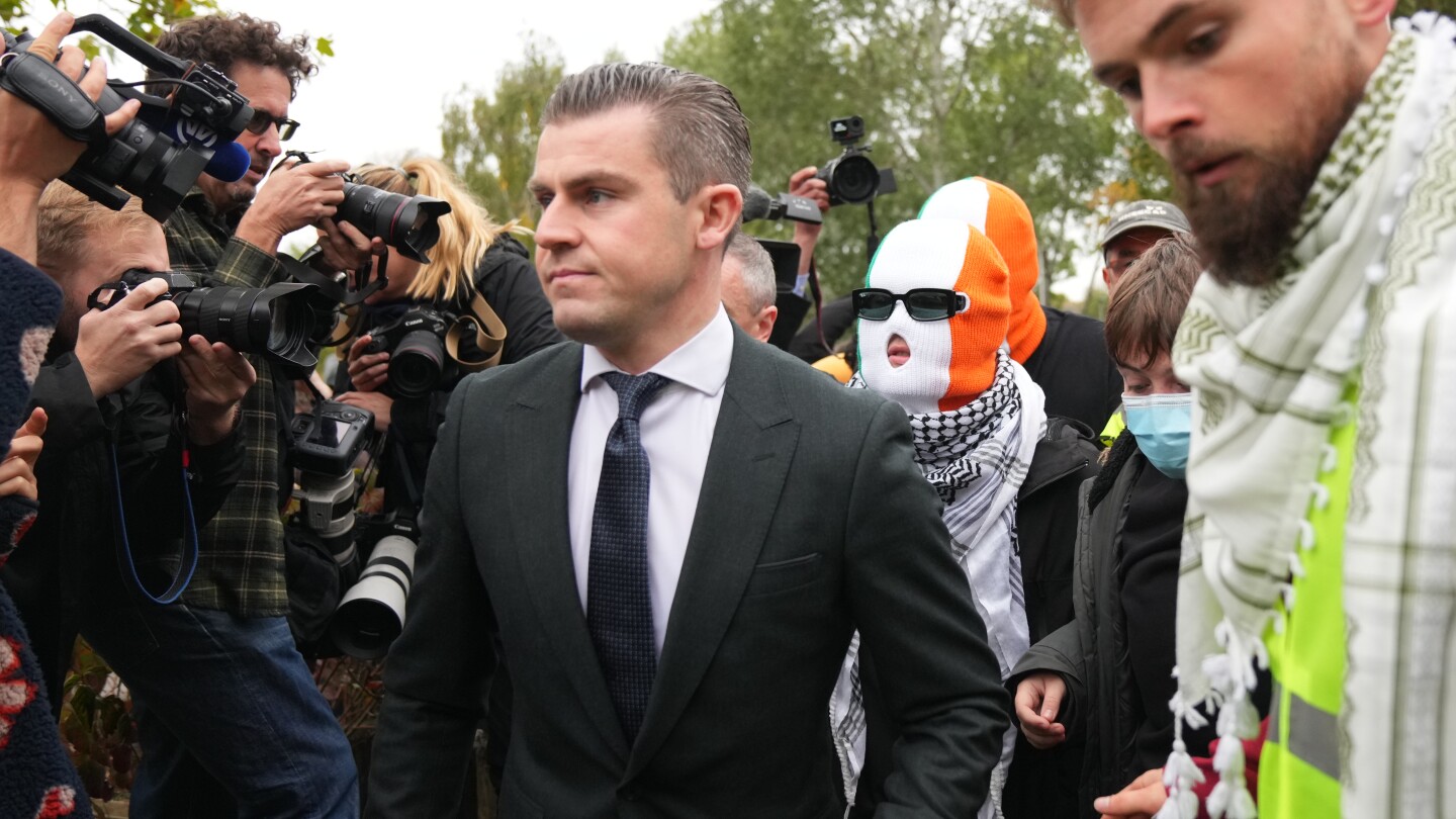 Corte británica desestima cargo vinculado al terrorismo contra miembro de grupo de hip-hop Kneecap