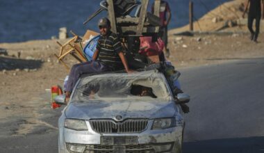 Israel insta a los hambrientos residentes de Ciudad de Gaza a huir y ataca más edificios elevados
