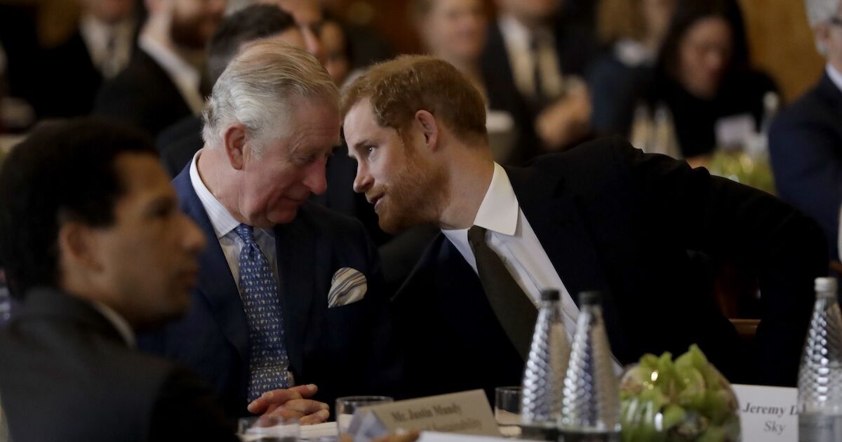 El príncipe Harry descalifica rumores y revela detalles de su encuentro con Carlos III y sobre el regaló que le llevó