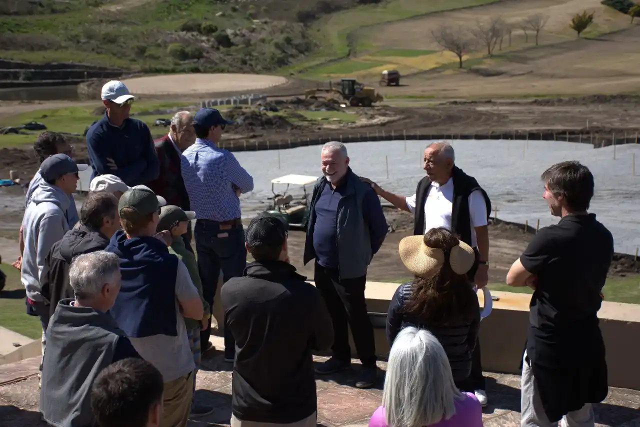 El Valle de Tandil avanza en el rediseño de su cancha con la visita de Vicente “Chino” Fernández.