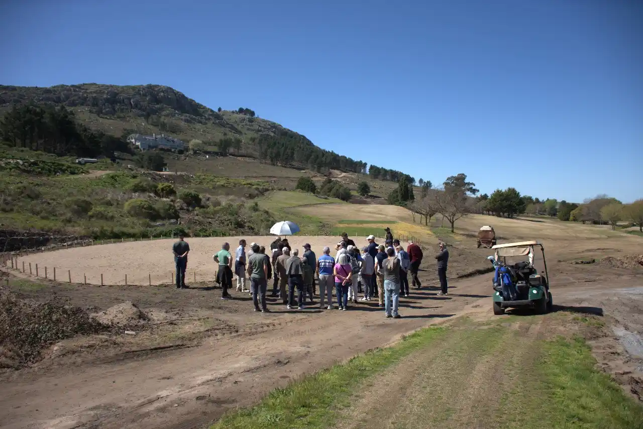 El Valle de Tandil avanza en el rediseño de su cancha con la visita de Vicente “Chino” Fernández.