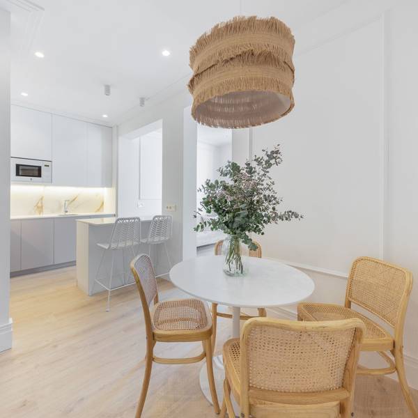 Antes y después: piso de 50 m² en Chamberí super moderno y lleno de trucos de almacenaje. 