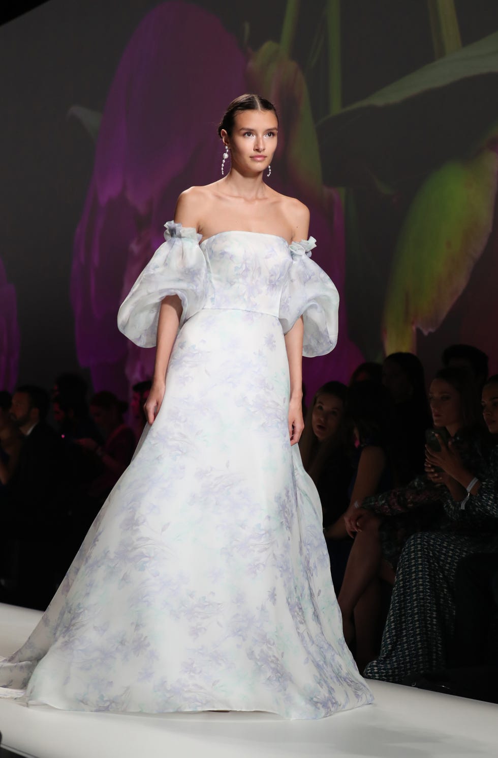 imagen de archivo de una modelo desfilando con vestido de novia de la firma rosa clara