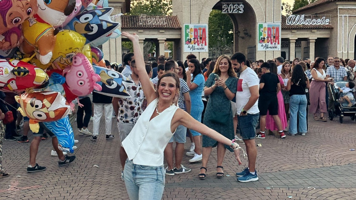 Así vive Victoria Arnau, presentadora de Antena 3, la Feria de Albacete: "Cuento las horas para comerme un chorimorci"