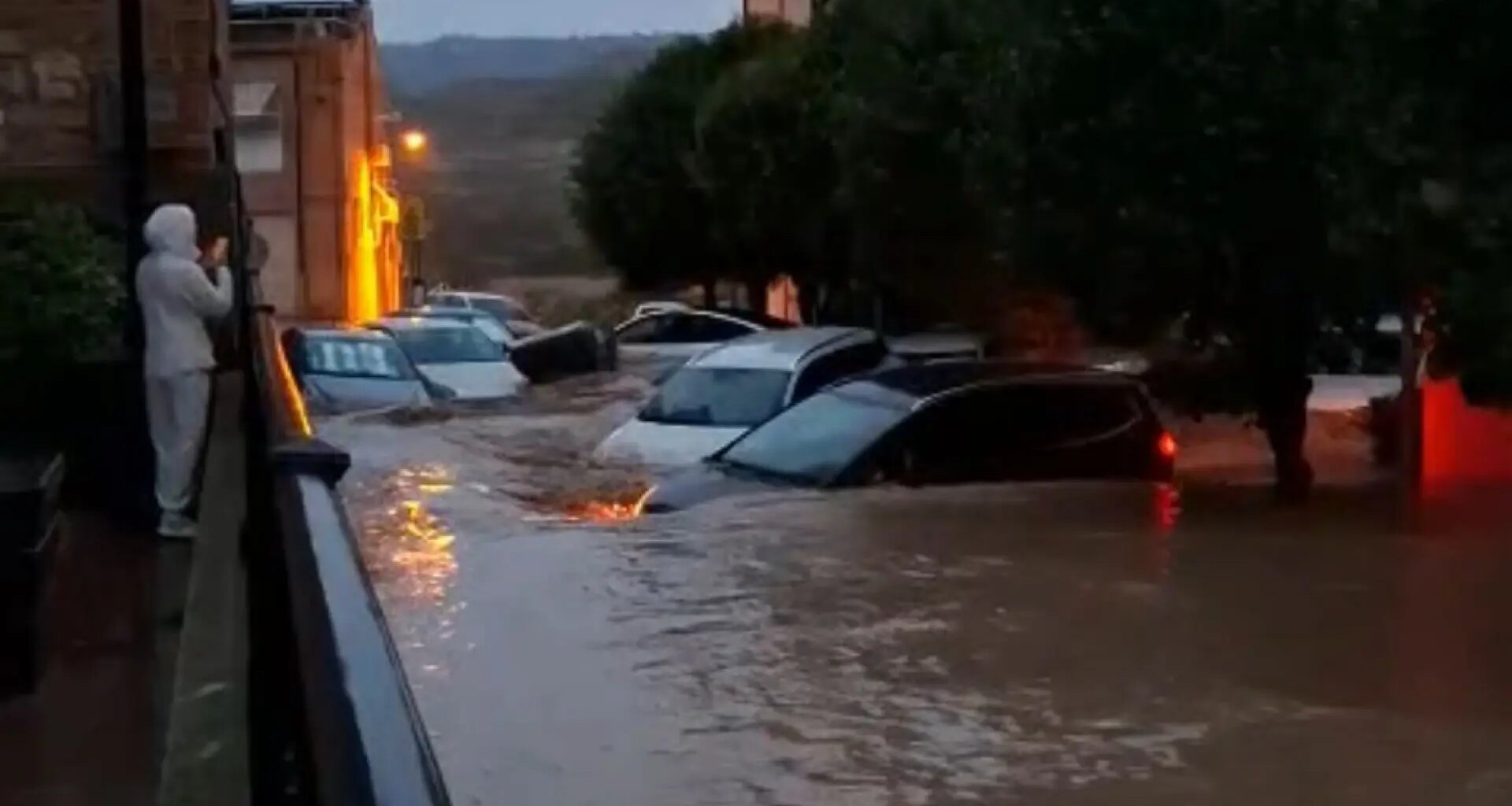 Rescates de vehículos y calles anegadas en Cuarte y María de Huerva en Zaragoza: "El agua corre como si fuese un río" - heraldo.es