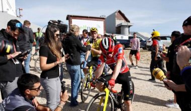 Vingegaard muestra su orgullo de campeón a los activistas insolidarios