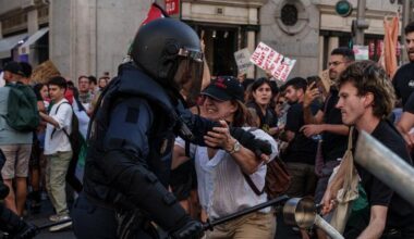 La Vuelta a España acaba en violencia total y sin llegar a la meta