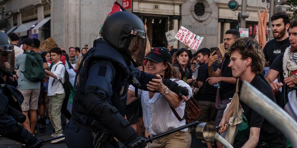 La Vuelta a España acaba en violencia total y sin llegar a la meta