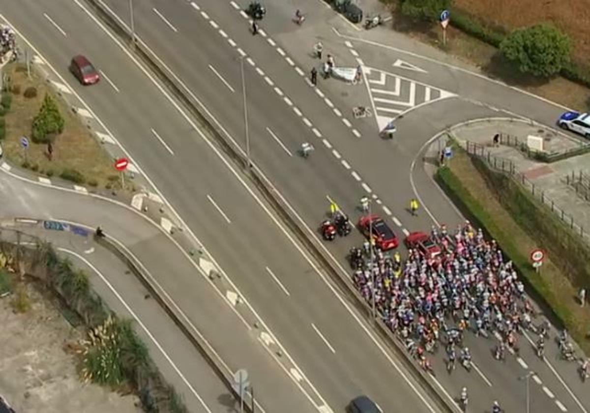 Una protesta en contra de Israel detiene la etapa de La Vuelta en la subida de Enekuri