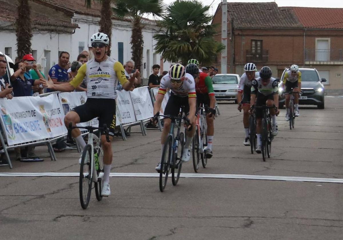 Joan Cadena gana en Babilafuente y es el primer líder de la Vuelta a Salamanca