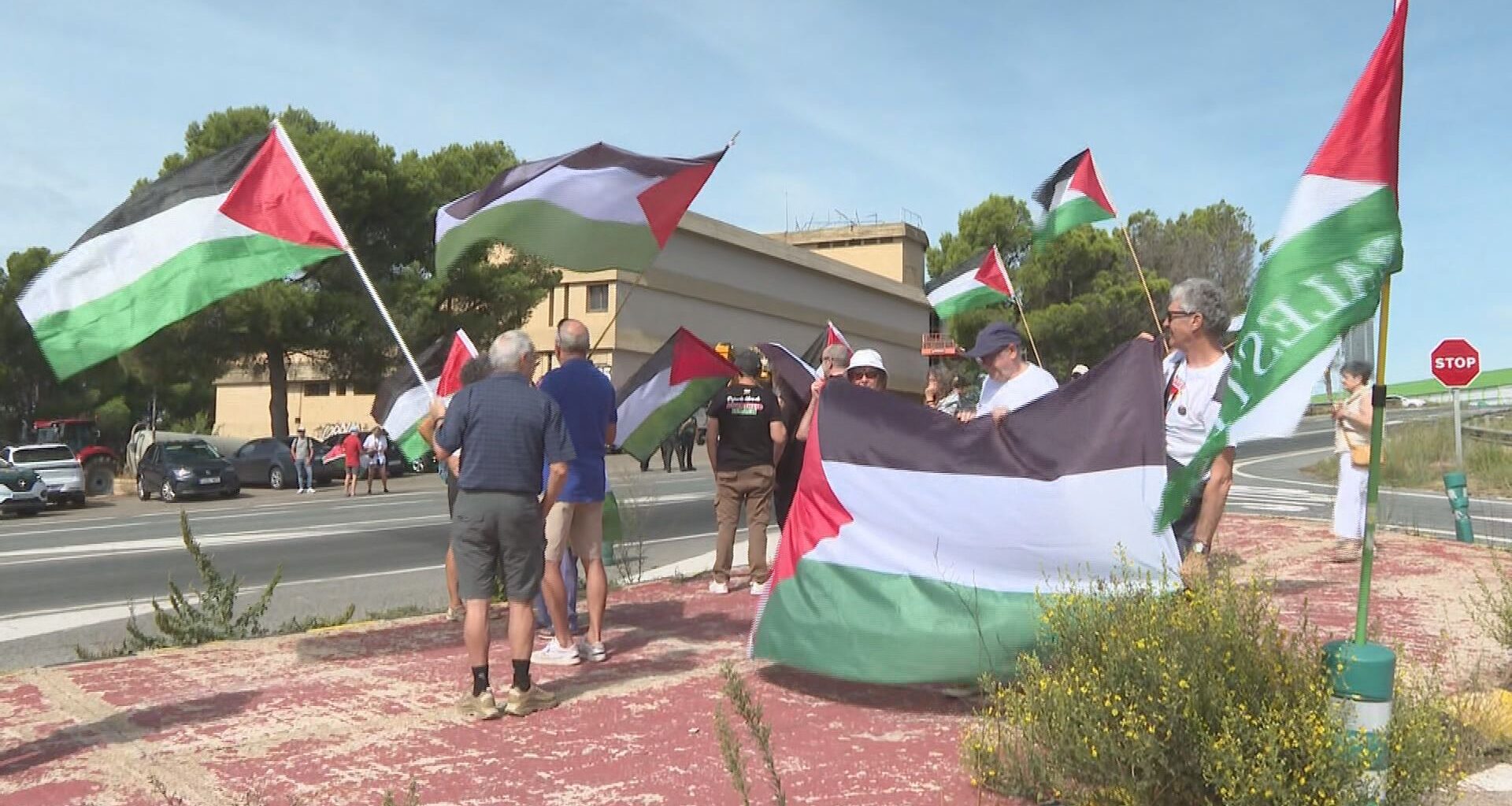 Dos personas identificadas en una protesta en solidaridad con Palestina durate el paso de La Vuelta por Navarra