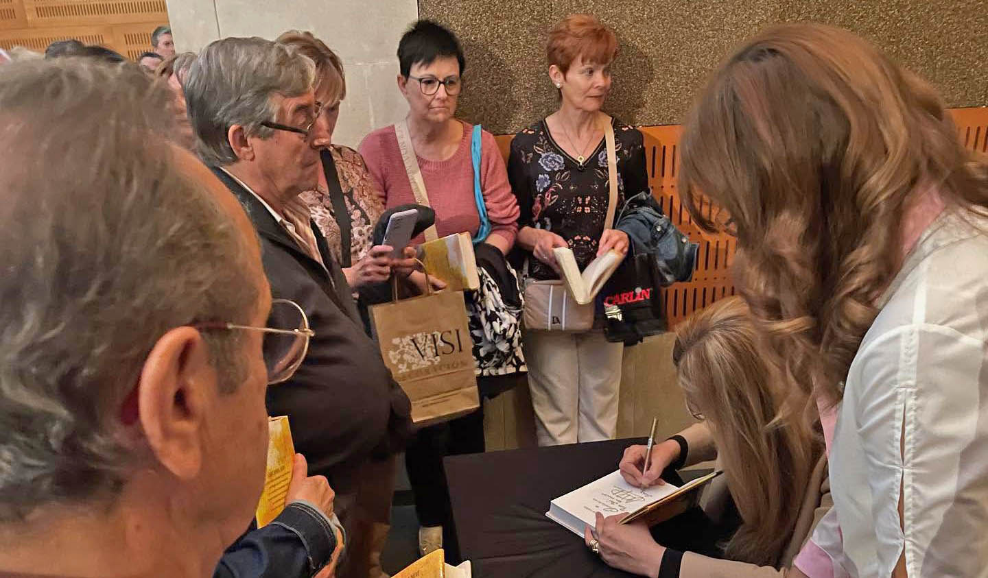 Luz Gabás llena el auditorio de Monzón en la presentación de su último libro