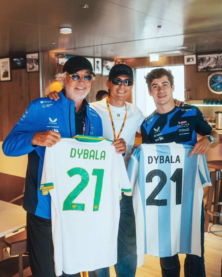 Dybala posó con Briatore y Colapinto en el box de Alpine.