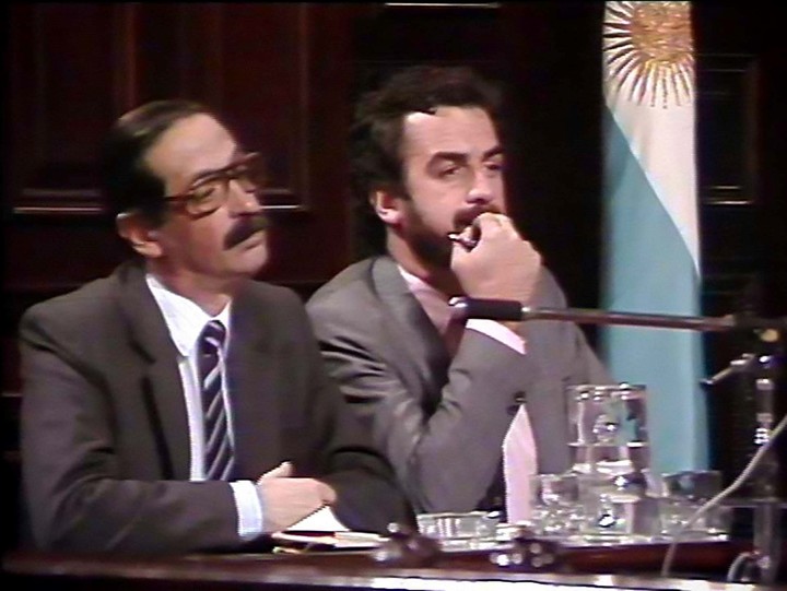Captados por las dos cámaras de ATC, el fiscal Julio César Strassera y su adjunto Luis Moreno Ocampo asisten a una de las jornadas del proceso contra los mandos de las Juntas Militares.