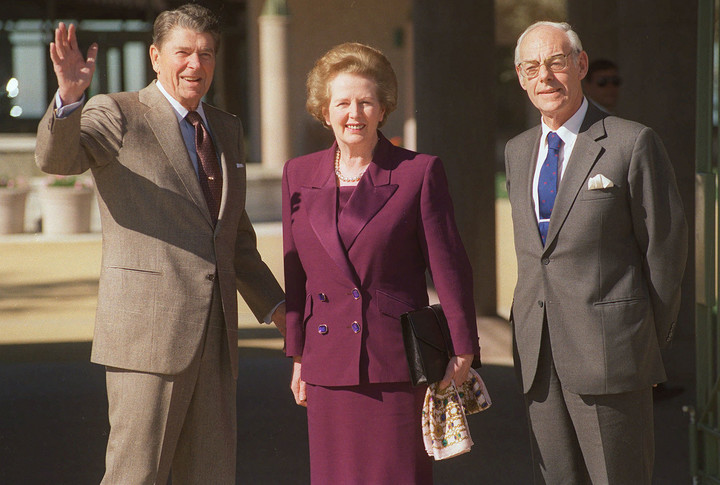 Margaret Thatcher junto a su esposo Denis y Ronald Reagan. Foto: AP