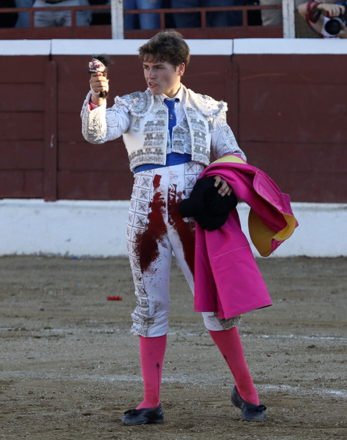 Importante tarde de Álvaro Serrano cortando la única oreja de la tarde en Guadarrama