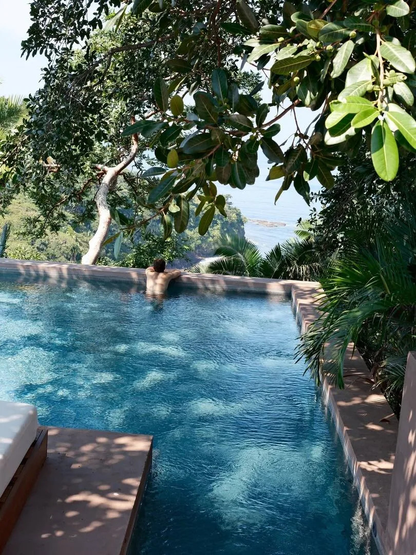 El piloto de 22 años disfrutó de una lujo piscina (Foto: @francolapinto)