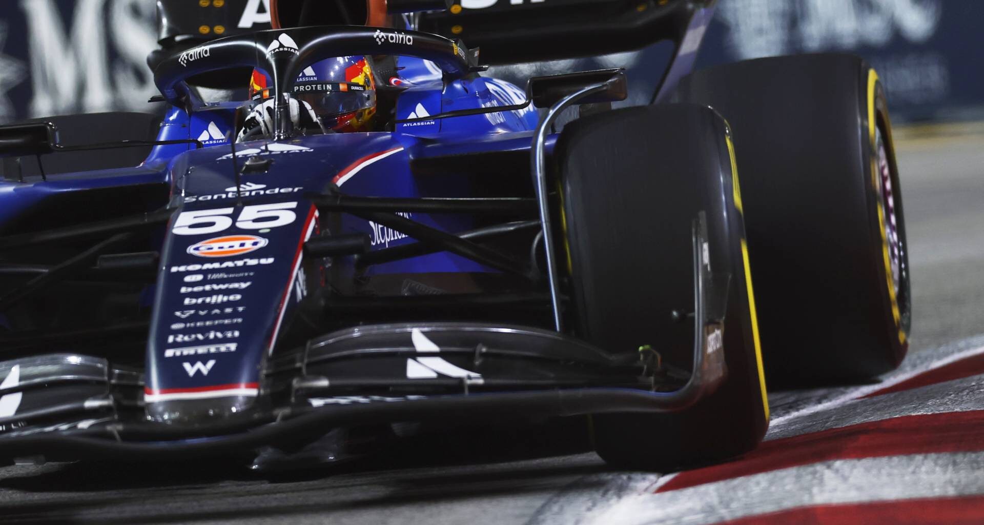 Carlos Sainz remonta en pista ocho posiciones y puntúa en el GP de Singapur 