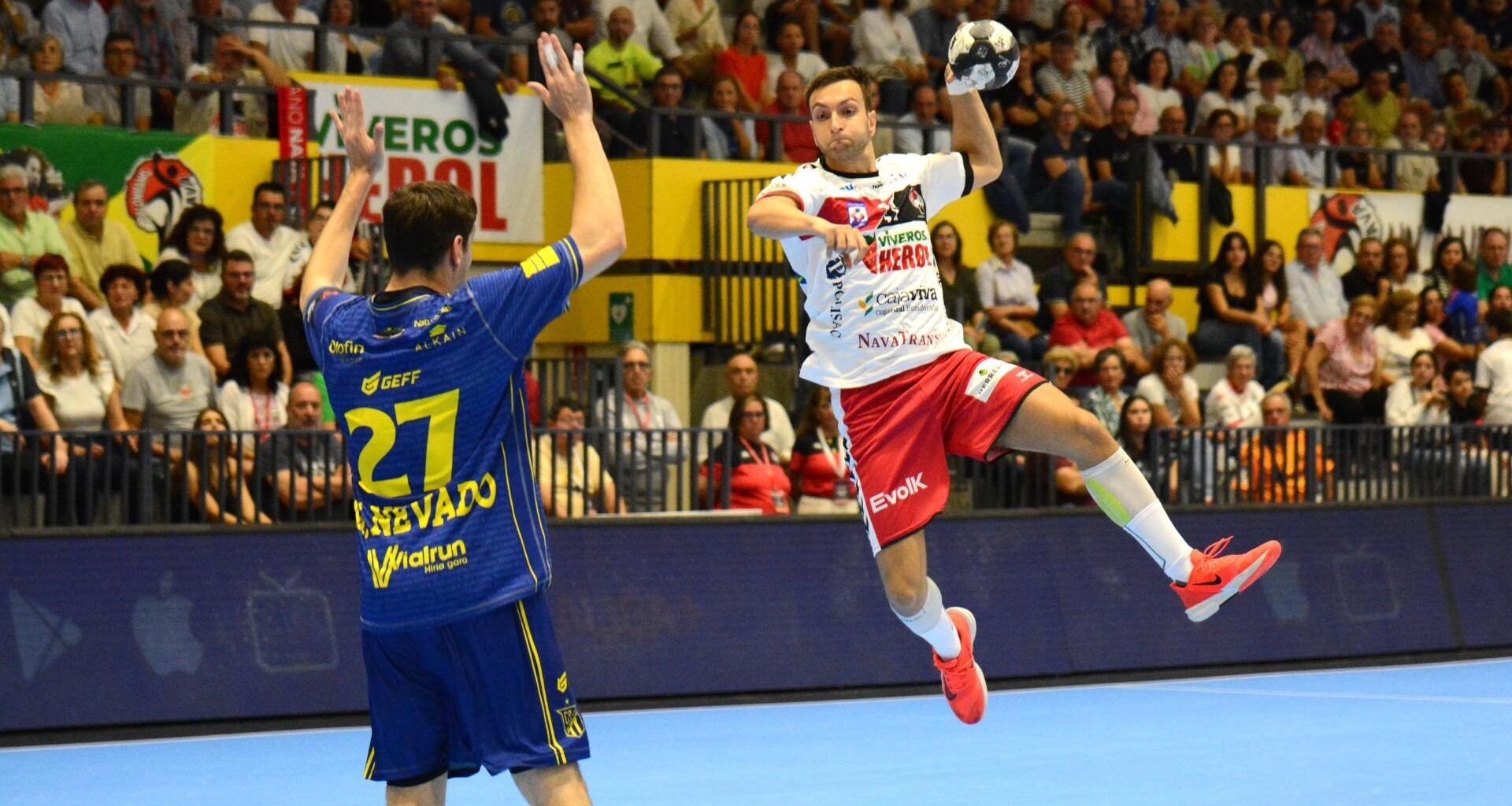 Davide Pugliase trata de marcar frente al Bidasoa Irún./ AMADOR MARUGÁN