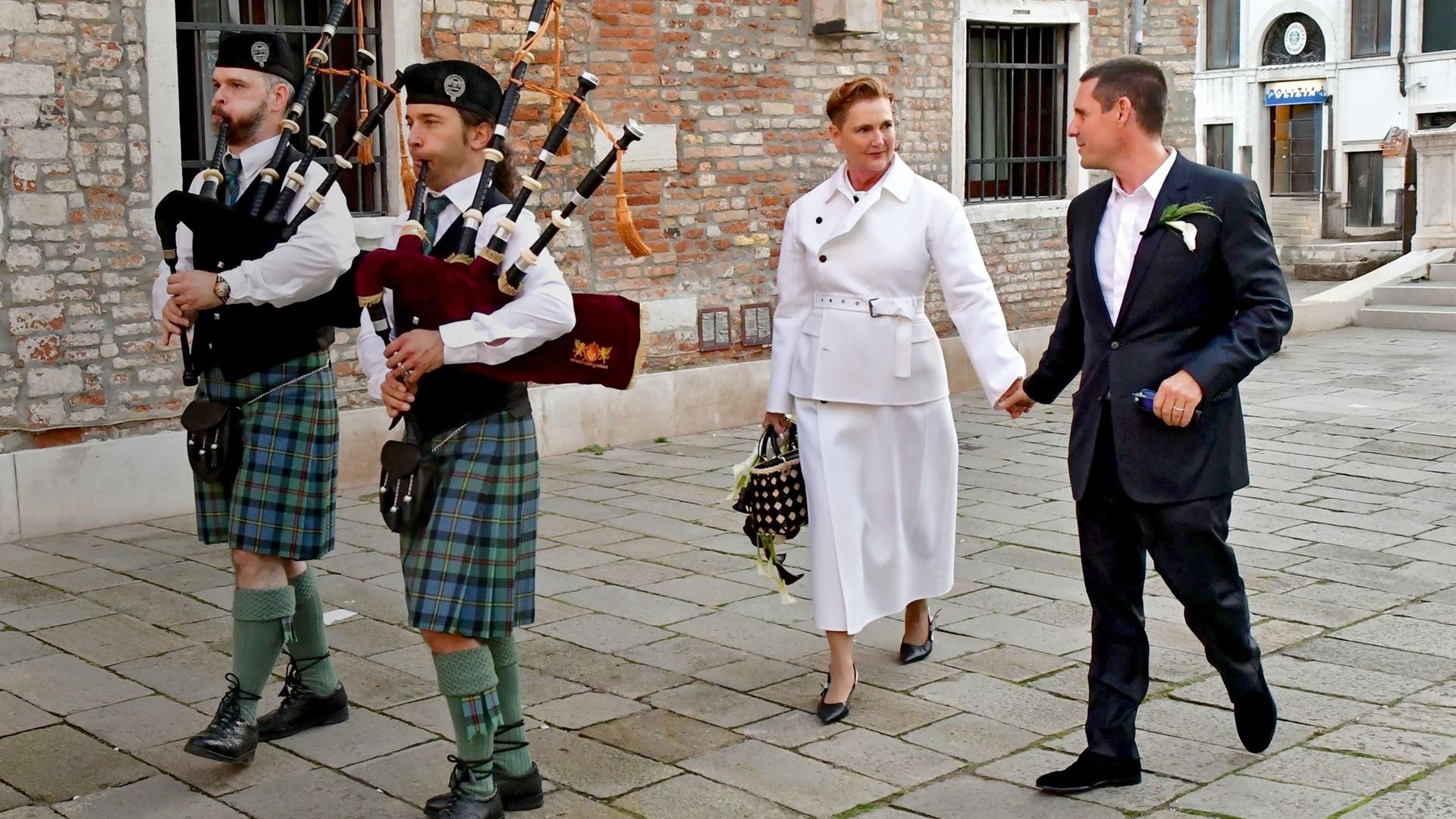 Francesca y Markus a su llegada a la iglesia de San Lorenzo, el sábado 11, antes de la ceremonia civil.
