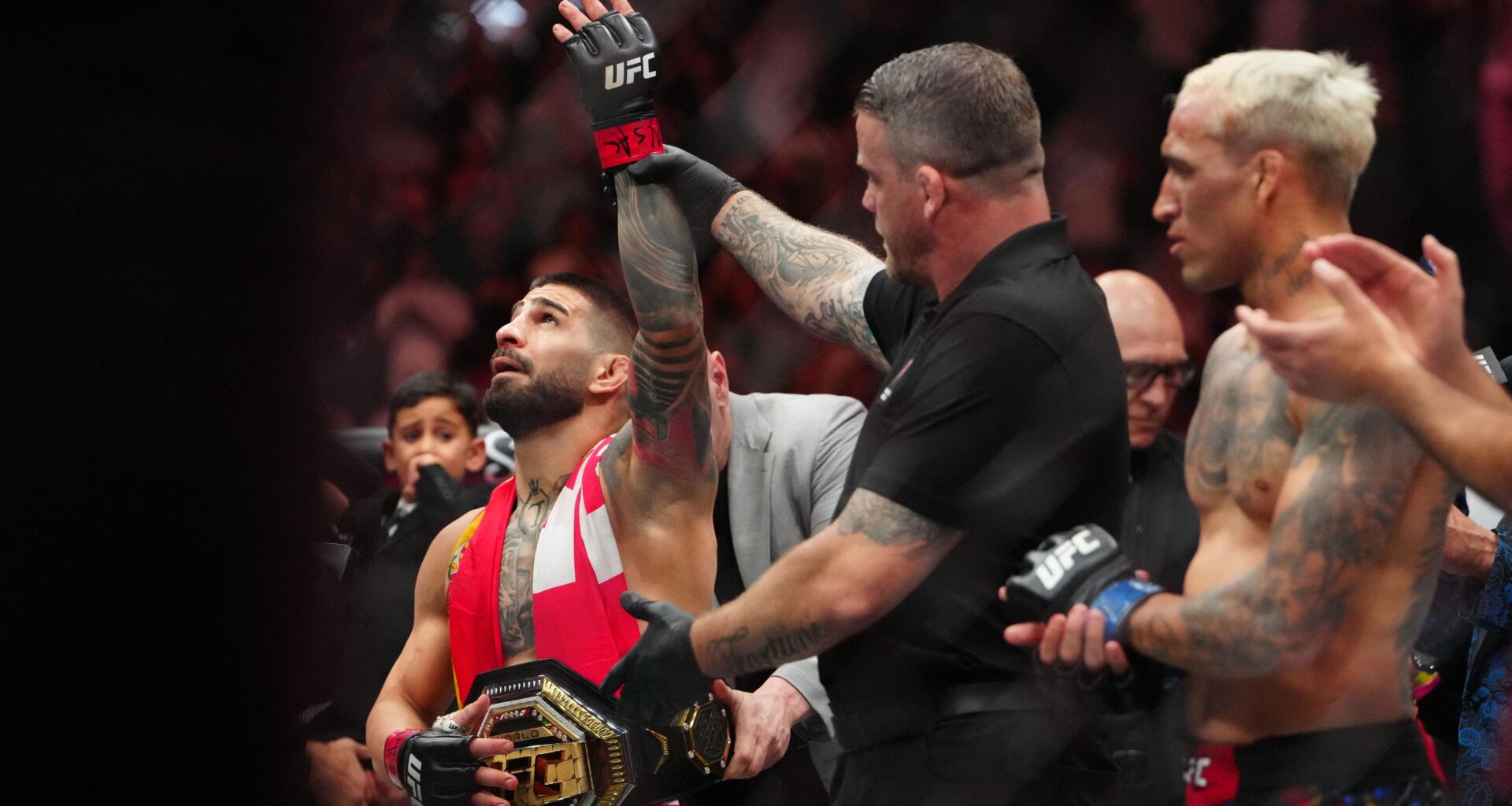 Topuria se proclama bicampeón de peso ligero y peso pluma