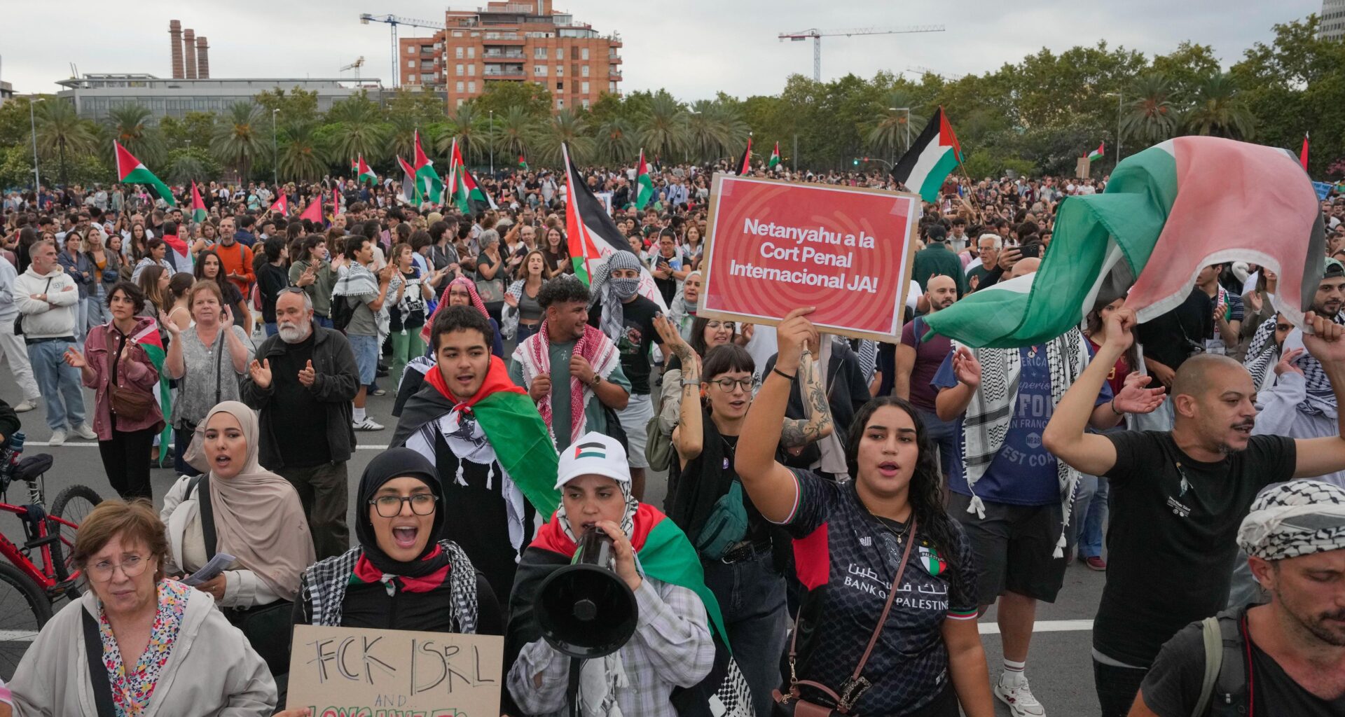 Miles de personas claman contra el alto a la flotilla en España