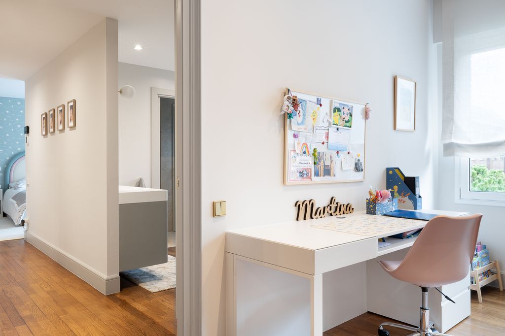 Habitación infantil con baño y zona de trabajo