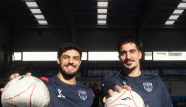 Álex Malid y Álex Conde posan con dos balones en el pabellón de Novo Mesoiro.