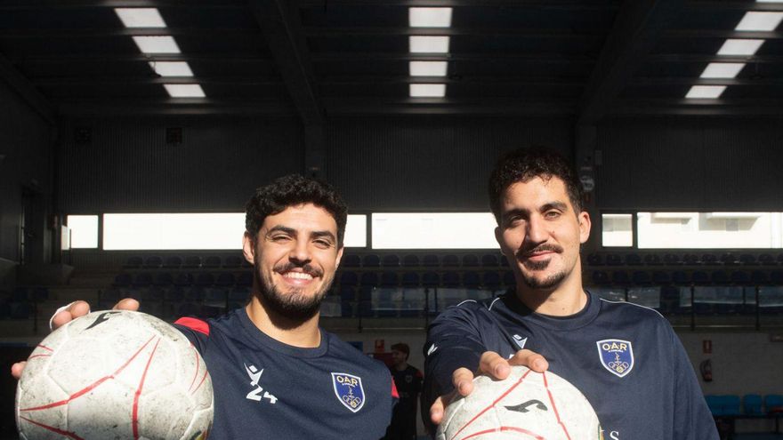 Álex Malid y Álex Conde posan con dos balones en el pabellón de Novo Mesoiro.