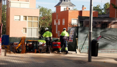 Oprarios trabajando en un exterior