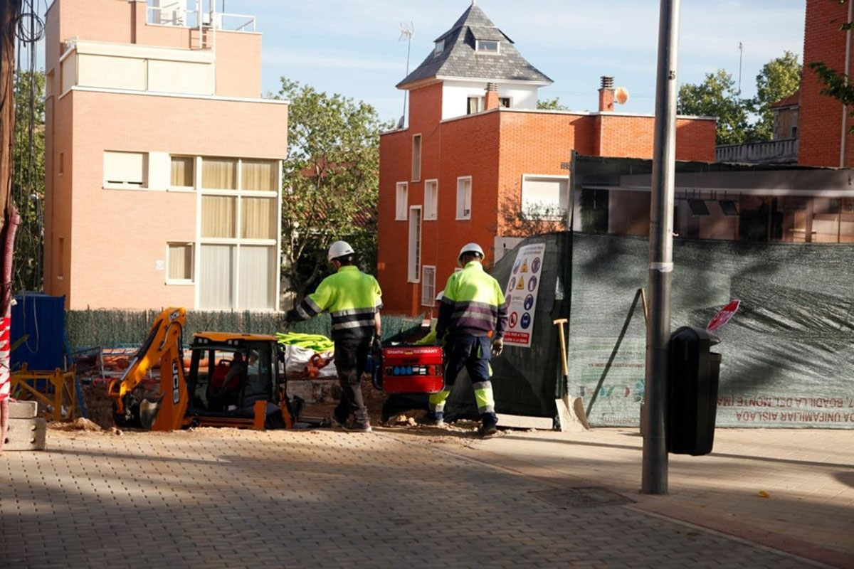 Oprarios trabajando en un exterior