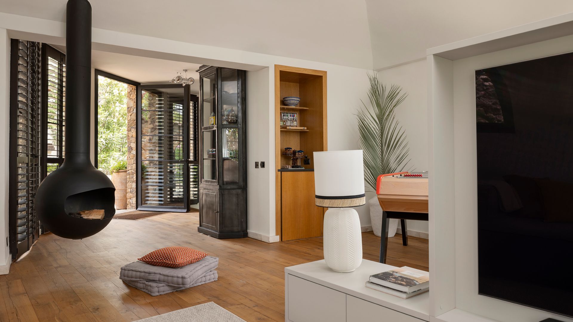 Salón con chimenea y salida al exterior