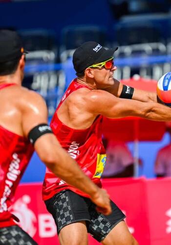 Adrián Gavira, top 10 en el Challenge de vóley en México