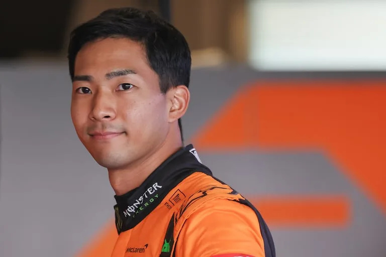 Ryo Hirakawa con la ropa de McLaren, para quien tomó parte de la primera práctica libre en Abu Dhabi 2024; el japonés desembolso 3.500.000 dólares para esa prueba y dos test privados