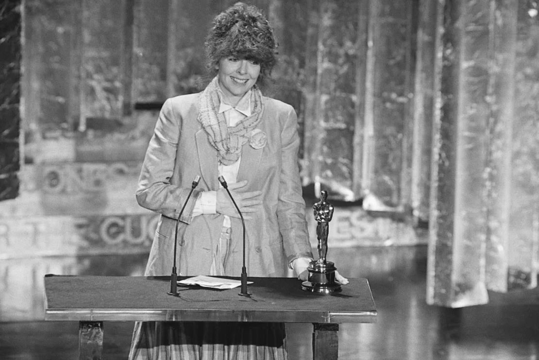 Diane Keaton pronuncia su discurso de aceptación tras ganar el premio a la mejor interpretación de una actriz en un papel principal en la 50.ª edición de los Premios Óscar en Los Ángeles el 3 de abril de 1978.