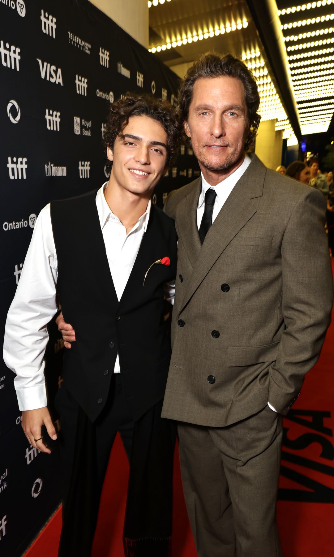 Matthew McConaughey, junto a su hijo mayor, Levi