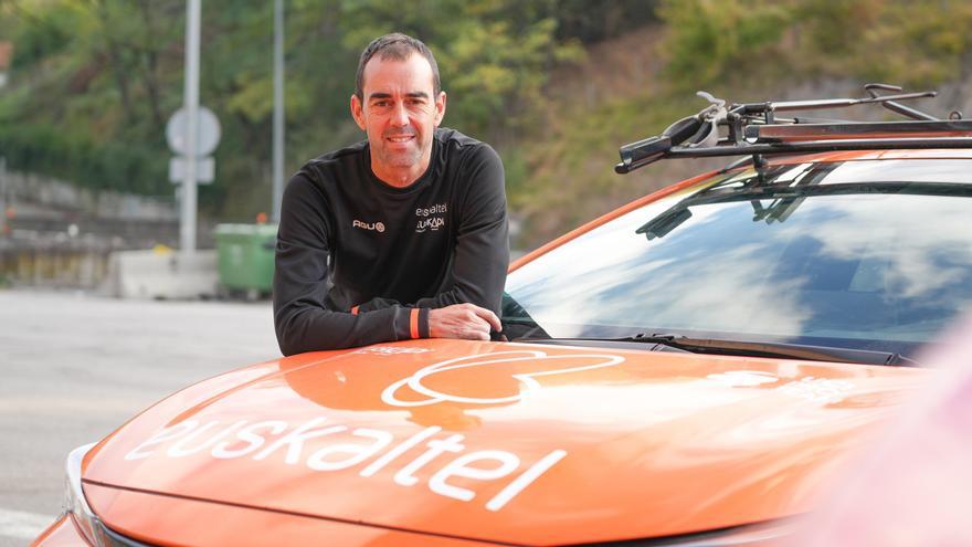 Jorge Azanza, director deportivo del Euskaltel-Euskadi: “Hay cosas que no han salido bien, pero el proyecto es sólido y sigue ilusionando”