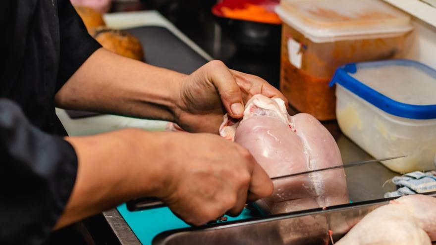 Un carnicero alerta de la "estafa" que sufres cuando compras pechugas fileteadas