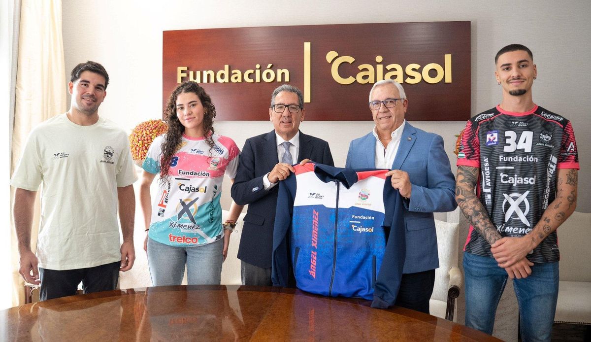 Mariano Jiménez, segundo derecha, en la presentación del nuevo patrocinio de la Fundación Cajasol.